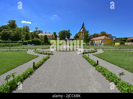 10. Juni 2022, Brandenburg, Neuzelle: Erweiterung des Barockgartens im Kloster Neuzelle. Nach den Plänen des Klostergatlas aus dem Jahr 1760 wurde der barocke Garten auf seine Gesamtgröße von fünf Hektar restauriert. Bereits 2008 wurde der Barockgarten Neuzell von der Deutschen Zentrale für Tourismus zu einem der 53 schönsten Gärten Deutschlands gewählt. Im Jahr 2021 wiederum wurde der dritte Bauabschnitt des Klostergartens, des Küchen- und Kräutergartens, vom Fachverband Garten-, Landschafts- und Sportplatzbau Berlin und Brandenburg e.V. mit der Auszeichnung „Schönster Park Brandenburgs“ ausgezeichnet Stockfoto