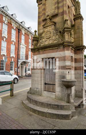 Peers Memorial Uhrturm in St. Peter's Square, Ruthin, Denbighshire, North Wales, Großbritannien Stockfoto