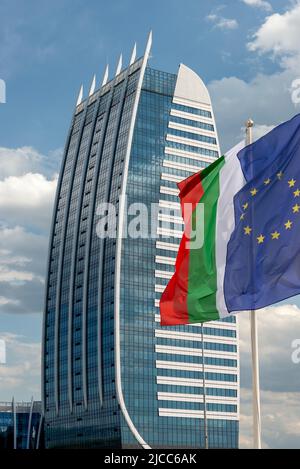 Die Europäische Union und bulgarische Nationalflaggen fliegen im modernen Glasbürogebäude des Hauptstadts in Sofia Bulgarien, Europa Stockfoto