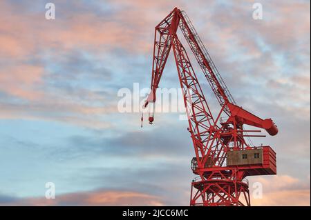 Roter Kranich namens Carola sehr berühmt in Bilbao über den Morgenhimmel, Bilbao. Biskaya, Baskenland, Euskadi, Euskal Herria, Spanien, Europa Stockfoto