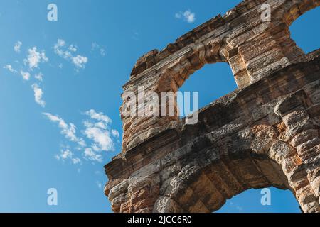 Herrlicher Blick auf die Arena von Verona in einem blauen Himmel. Ein römisches Amphitheater auf der Piazza Bra, Verona, Italien. Für Text platzieren. Stockfoto