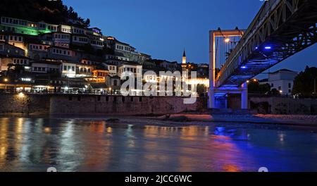 Abendansicht des Mangalem-Viertels der osmanischen Ära, Berat, Albanien Stockfoto