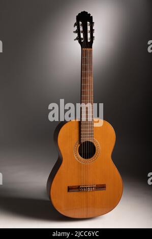 Klassische Gitarre auf grauem Hintergrund mit Kopierraum Stockfoto