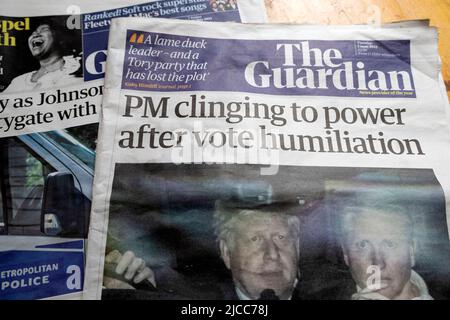 Boris Johnson 'Premier klammert sich nach der Wahldemütigung an die Macht' Guardian titelt britische Politik 7. Juni 2022 London England Großbritannien Großbritannien Stockfoto