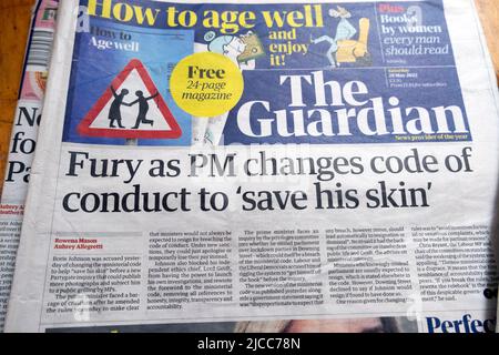 „Wut, als der Premierminister den Verhaltenskodex ändert, um „seine Haut zu retten“ – Titelseite der Zeitung Boris Johnson PM Guardian 27. Mai 2022 London England Großbritannien Stockfoto