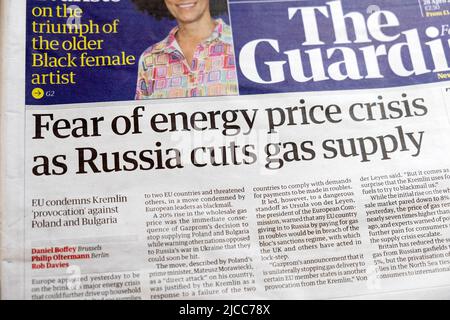 „Angst vor der Energiepreiskrise, da Russland die Gasversorgung einschneidet“, titelt die Zeitung Guardian am 28. April 2022 in London, Großbritannien Stockfoto