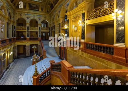 Lviv, Ukraine - 09. Juni 2018: Die reich verzierte Inneneinrichtung des Lviwer Theater für Oper und Ballett. Stockfoto