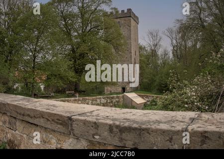 Der Burgturm ist bis heute beeh bar, hier ein Blick auf die alten Mauern mit dem Turm und die schöne und gepflegte Anlage Stockfoto