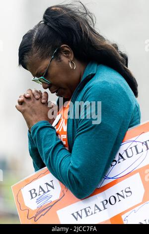 Eine Protesterin beugt sich am Giffords Gun Violence Memorial vor dem Washington Monument beim Marsch für unser Leben in Washington, DC, USA, am Samstag, den 11. Juni, 2022. Foto von Julia Nikhinson / CNP/ABACAPRESS.COM Stockfoto