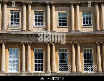 The Circus (Detail) ein historischer Ring großer Stadthäuser in Bath, Somerset, England. Stockfoto