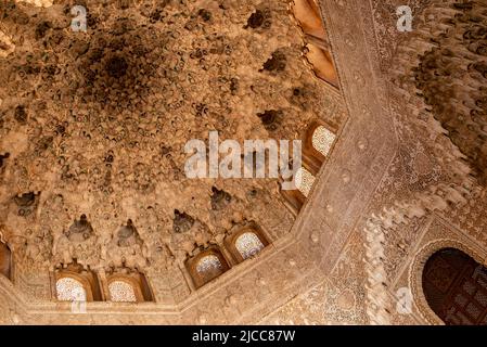 Decke des Sala de Dos Hermanas mit maurischen Ornamenten im Palacio de los Leones, Nasriden-Palästen, Alhambra de Granada, Spanien Stockfoto