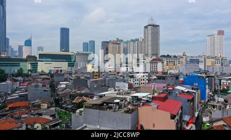 Drohnenansicht des ruhigen Verkehrs auf der Sudirman Road mit Wolkenkratzern in Jakarta City Stockfoto