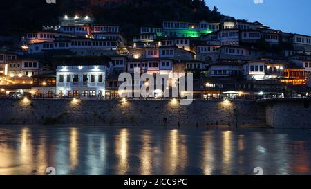 Dämmerungsansicht von Berat, Albanien Stockfoto