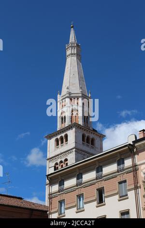 Modena, Italien, touristische Stadt, Ghirlandina Turm in den blauen Himmel, UNESCO Stockfoto