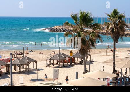 Tel Aviv Yafo, Israel - 22. Mai 2022. Blick auf den Strand von Tel Aviv an warmen, sonnigen Tagen Stockfoto