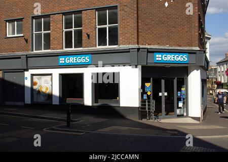 TIVERTON, Großbritannien - 22. JUNI 2021 die Filiale von Greggs Bakers in Tiverton in der Fore Street Stockfoto