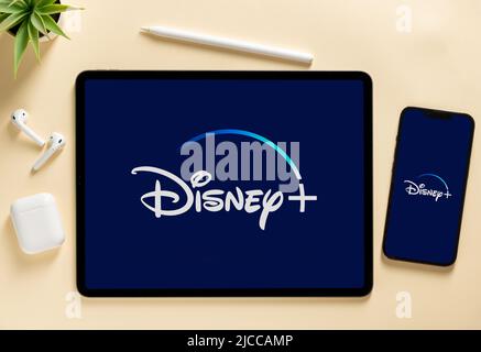 Antalya, TÜRKEI - 12. Juni 2022. Disney Plus App-Symbol auf dem iphone-Smartphone und ipad-Tablet-Bildschirm Stockfoto