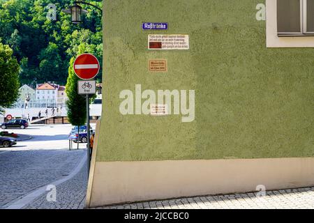 Schild an der Roßtränke Straße mit jährlicher hoher Wassermarke der Donaufluten in der Altstadt von Passau, Bayern, Deutschland, 11.6.22 Stockfoto