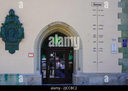 Jährliche hohe Wassermarke der Donau-Überschwemmungen am Rathaus in Passau, Bayern, Deutschland, 11.6.22 Stockfoto