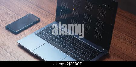 Banner von Smartphone und Laptop, um neue Veranstaltung im Kalender zu erstellen. Kalenderplaner Organisationsmanagement erinnern. Bild mit Kopierbereich. Stockfoto