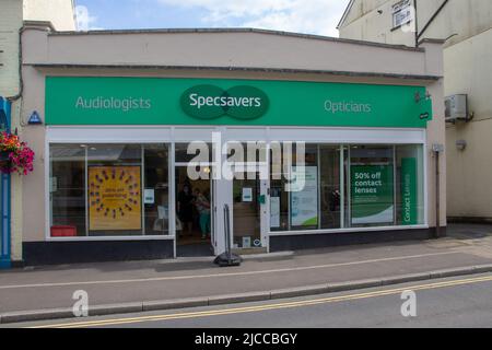 TIVERTON, Großbritannien - 30. JUNI 2021 Zweigstelle von Specsavers Optikern und Audiologen in der Gold Street Stockfoto