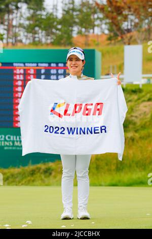 Seoul, Südkorea. 12.. Juni 2022. Park Min-Ji (Kor), 12. Juni 2022 - Golf : Park Min-Ji aus Südkorea posiert nach dem Gewinn des KLPGA Celltrion Queens Masters-Golfturniers im Seolhaeone Country Club in Yangyang, östlich von Seoul, Südkorea. Kredit: Lee Jae-won/AFLO/Alamy Live Nachrichten Stockfoto