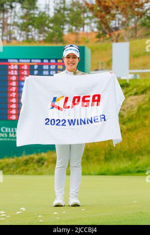 Seoul, Südkorea. 12.. Juni 2022. Park Min-Ji (Kor), 12. Juni 2022 - Golf : Park Min-Ji aus Südkorea posiert nach dem Gewinn des KLPGA Celltrion Queens Masters-Golfturniers im Seolhaeone Country Club in Yangyang, östlich von Seoul, Südkorea. Kredit: Lee Jae-won/AFLO/Alamy Live Nachrichten Stockfoto