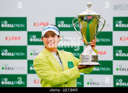 Seoul, Südkorea. 12.. Juni 2022. Park Min-Ji (Kor), 12. Juni 2022 - Golf : Park Min-Ji aus Südkorea posiert mit der Trophäe nach dem Gewinn des KLPGA Celltrion Queens Masters-Golfturniers im Seolhaeone Country Club in Yangyang, östlich von Seoul, Südkorea. Kredit: Lee Jae-won/AFLO/Alamy Live Nachrichten Stockfoto