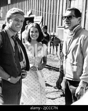 ROBERT REDFORD NATALIE WOOD und Regisseur SYDNEY POLLACK am Drehort offen während der Dreharbeiten ZU DIESEM OBJEKT WIRD VERURTEILT 1966 Regisseur SYDNEY POLLACK spielen Tennessee Williams Drehbuch Francis Ford Coppola Fred Coe und Edith Sommer Kostüme Edith Head Seven Arts Productions / Paramount Picturms Stockfoto