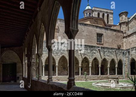 Katalanische gotische Kreuzgang Innenraum der Kathedrale Santa María de Tortosa aus dem 14.. Jahrhundert, Provinz Tarragona, Katalonien, Spanien, Europa Stockfoto