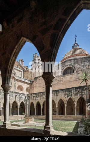 Katalanische gotische Kreuzgang Innenraum der Kathedrale Santa María de Tortosa aus dem 14.. Jahrhundert, Provinz Tarragona, Katalonien, Spanien, Europa Stockfoto