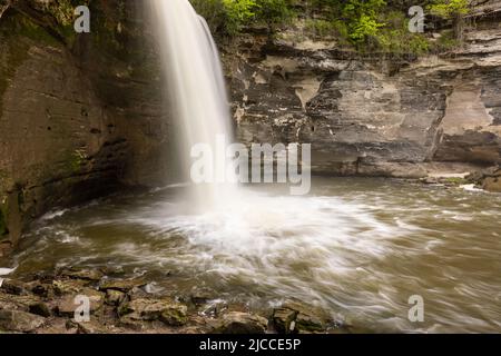 Minneopa Falls - Ein Wasserfall im Wald im Frühjahr. Stockfoto