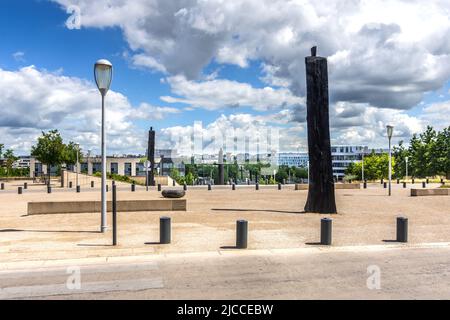 Ansicht von Baumskulpturen von Christian Lapie vom TGV-Bahnhof Gare de Champagne-Ardennes, Reims, Marne (51), Frankreich. Stockfoto