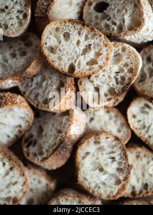Texturfoto mit vielen Baguette-Scheiben aus der Nähe Stockfoto