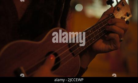 Frau spielt Ukulele Nahaufnahme geschossen Stockfoto