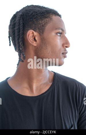 Ein Porträt eines stilvollen jungen Mannes mit Dreadlocks Stockfoto