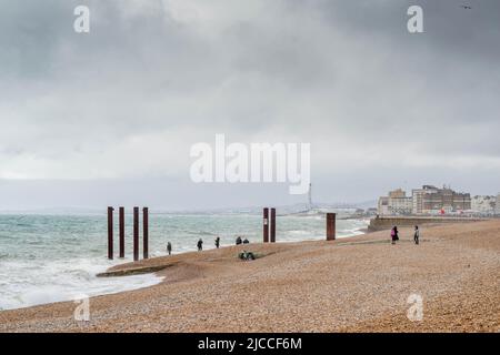 Brighton Küste mit Blick nach Westen in Richtung Hove an einem bewölkten und windigen Tag, Brighton and Hove, East Sussex, England, Großbritannien Stockfoto