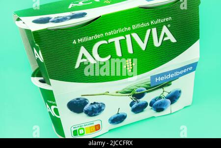 Hamburg, Deutschland - 10 2022. Juni: 2 Activia Jogurt Danone Stockfoto