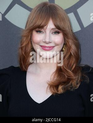 UNIVERSAL CITY, LOS ANGELES, KALIFORNIEN, USA - 11. JUNI: Die amerikanische Schauspielerin Bryce Dallas Howard kommt bei der Charlize Theron Africa Outreach Project (CTAOP) 2022 Summer Block Party an, die am 11. Juni 2022 in Universal City, Los Angeles, Kalifornien, USA, in den Universal Studios stattfand. (Foto von Xavier Collin/Image Press Agency) Stockfoto