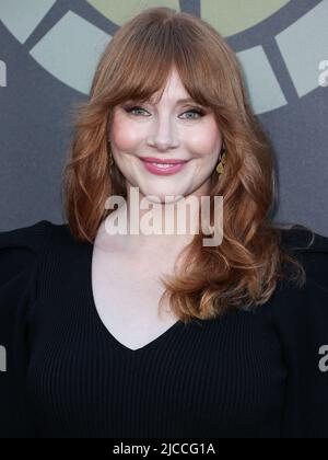 UNIVERSAL CITY, LOS ANGELES, KALIFORNIEN, USA - 11. JUNI: Die amerikanische Schauspielerin Bryce Dallas Howard kommt bei der Charlize Theron Africa Outreach Project (CTAOP) 2022 Summer Block Party an, die am 11. Juni 2022 in Universal City, Los Angeles, Kalifornien, USA, in den Universal Studios stattfand. (Foto von Xavier Collin/Image Press Agency) Stockfoto