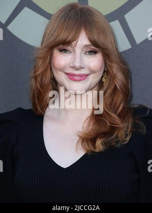 UNIVERSAL CITY, LOS ANGELES, KALIFORNIEN, USA - 11. JUNI: Die amerikanische Schauspielerin Bryce Dallas Howard kommt bei der Charlize Theron Africa Outreach Project (CTAOP) 2022 Summer Block Party an, die am 11. Juni 2022 in Universal City, Los Angeles, Kalifornien, USA, in den Universal Studios stattfand. (Foto von Xavier Collin/Image Press Agency) Stockfoto