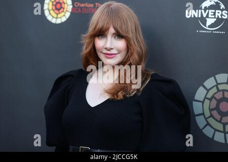 UNIVERSAL CITY, LOS ANGELES, KALIFORNIEN, USA - 11. JUNI: Die amerikanische Schauspielerin Bryce Dallas Howard kommt bei der Charlize Theron Africa Outreach Project (CTAOP) 2022 Summer Block Party an, die am 11. Juni 2022 in Universal City, Los Angeles, Kalifornien, USA, in den Universal Studios stattfand. (Foto von Xavier Collin/Image Press Agency) Stockfoto