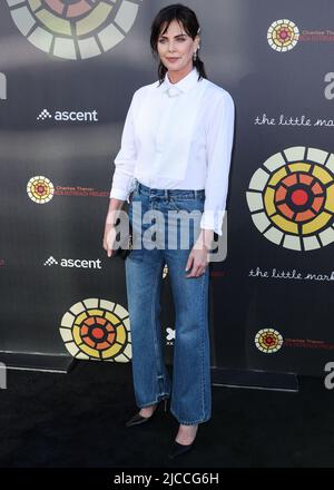 UNIVERSAL CITY, LOS ANGELES, KALIFORNIEN, USA - 11. JUNI: Die südafrikanisch-amerikanische Schauspielerin Charlize Theron kommt bei der Charlize Theron Africa Outreach Project (CTAOP) 2022 Summer Block Party an, die am 11. Juni 2022 im Universal Studios Backlot in Universal City, Los Angeles, Kalifornien, USA, stattfand. (Foto von Xavier Collin/Image Press Agency) Stockfoto