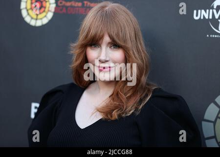 UNIVERSAL CITY, LOS ANGELES, KALIFORNIEN, USA - 11. JUNI: Die amerikanische Schauspielerin Bryce Dallas Howard kommt bei der Charlize Theron Africa Outreach Project (CTAOP) 2022 Summer Block Party an, die am 11. Juni 2022 in Universal City, Los Angeles, Kalifornien, USA, in den Universal Studios stattfand. (Foto von Xavier Collin/Image Press Agency) Stockfoto