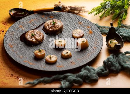 Teller mit Medaillons von Fleisch mit Kartoffeln Stockfoto