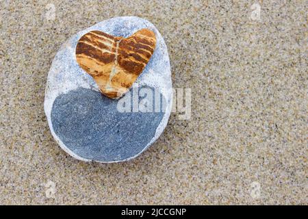 Zwei Steinherzen im Sand Stockfoto