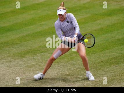 Die US-amerikanische Alison Riske geht am 9. Tag der Rothesay Open 2022 im Nottingham Tennis Center, Nottingham, gegen die brasilianische Beatriz Haddad Maia vor. Bilddatum: Sonntag, 12. Juni 2022. Stockfoto