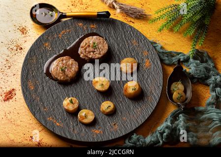 Teller mit Medaillons von Fleisch mit Kartoffeln Stockfoto