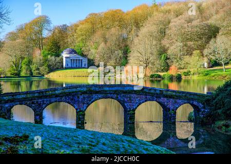 Ein frostiger Wintermorgen mit strahlendem Sonnenschein auf dem Pantheon in den Stourhead Gardens, Wiltshire, England, Großbritannien Stockfoto