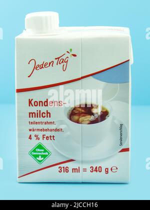 Hamburg, Deutschland - Juni 10 2022: Deutsche Kaffeemilch Kondensmilch Stockfoto